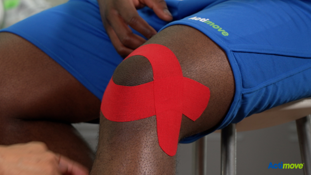 Bendaggio kinesiologico per il ginocchio del corridore con Leukotape K Bendaggio kinesiologico per il ginocchio del corridore con Leukotape K